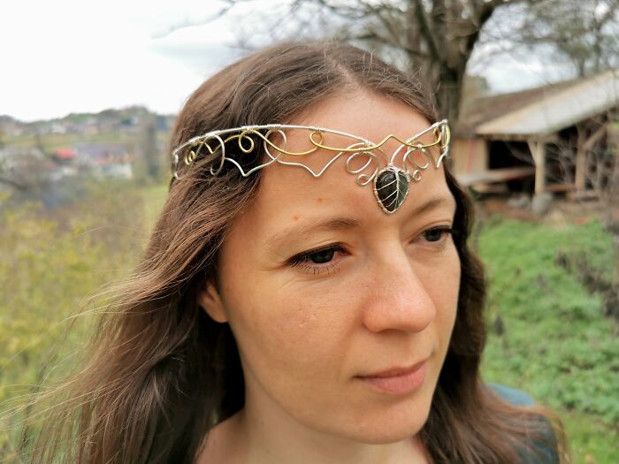 I Made An Elven Crown With Wire And A Labradorite Gemstone (8 Pics)