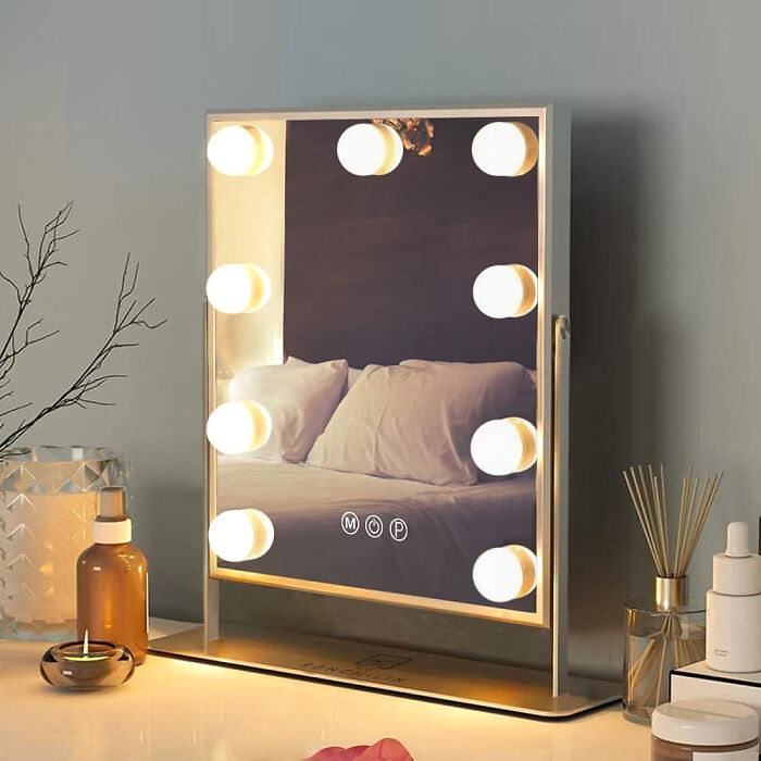 Hollywood makeup mirror with round lights on the desk