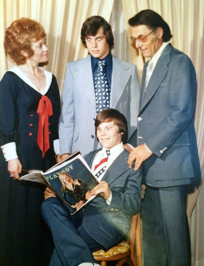 Mi padre con la revista, junto a mis abuelos y mi tío en su bar mitzvah, 1972