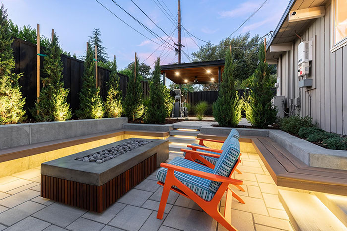 Fire pit in a cozy and modern backyard 