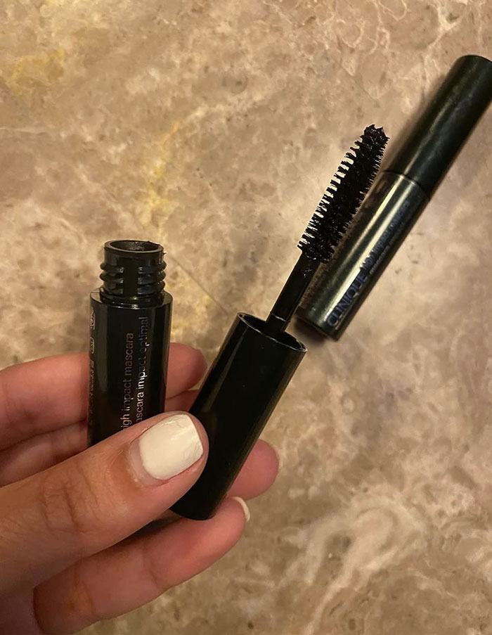Clinique High Impact Mascara: Is a must-have for your bag, featuring maximal volume, bold color, and ophthalmologist-tested safety, making your lashes fetchingly full and your eyes pop, wherever you are.