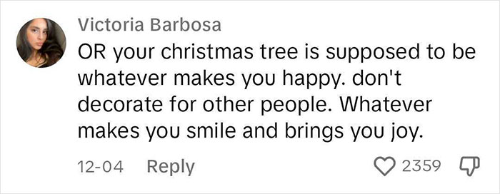 Man Calls Out “Boring” People Who Don’t Let Their Christmas Tree Be At Least A Little Bit Tacky Man Calls Out “Boring” People Who Don’t Let Their Christmas Tree Be At Least A Little Bit Tacky