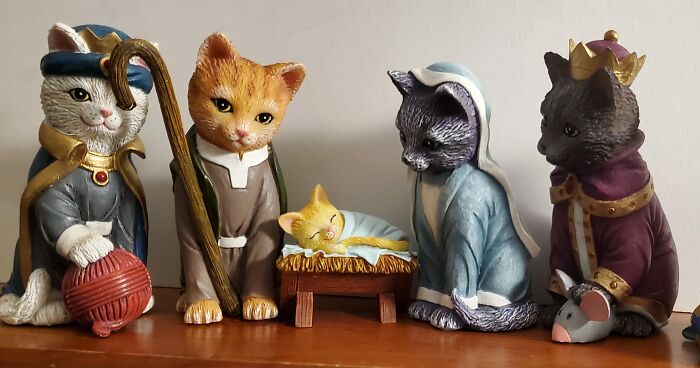 Hey Pandas, Share Your Weirdest Holiday Decorations (Closed)