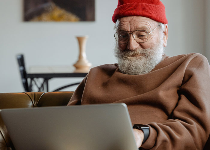 Entitled Mom Demands Guy Leave Library Because He Looks Like Santa Entitled Mom Demands Guy Leave Library Because He Looks Like Santa