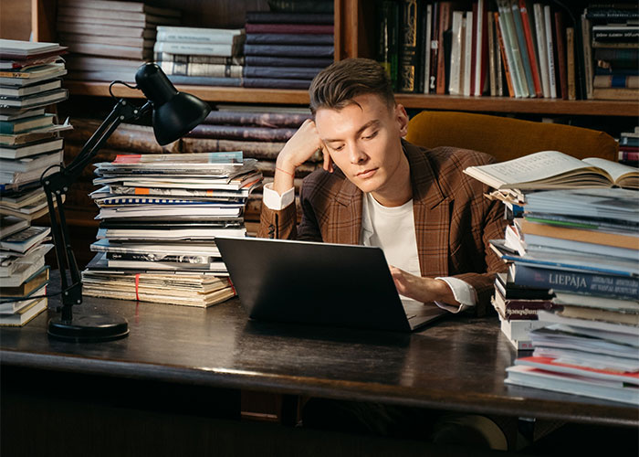 Entitled Mom Demands Guy Leave Library Because He Looks Like Santa Entitled Mom Demands Guy Leave Library Because He Looks Like Santa