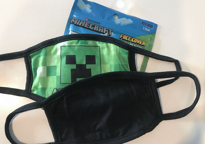 He comprado un pack con 2 mascarillas de Minecraft para mi hijo