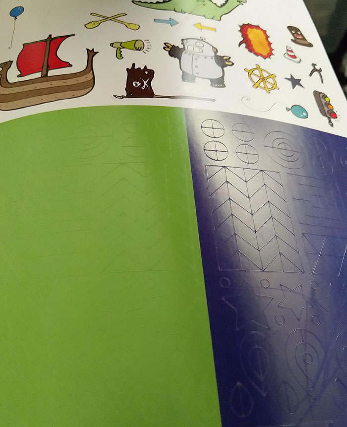 Este libro infantil pone en la portada que viene con "430 pegatinas". 400 de ellas son estas formas monócromas