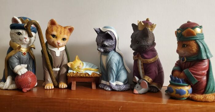 Hey Pandas, Share Your Weirdest Holiday Decorations (Closed)