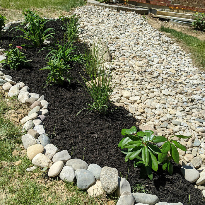 Front yard decoration with gravel and mulch