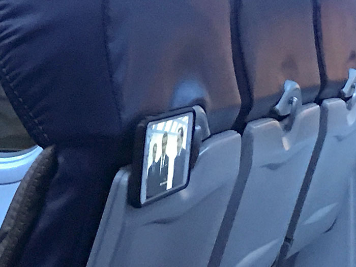 Un niño ha hecho este apaño para ver el móvil en el avión usando el popsocket