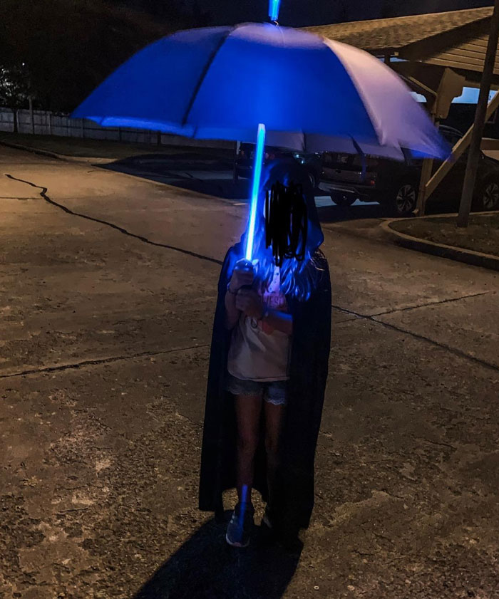 Lightsaber Umbrella: That doubles as an epic Star Wars memento and a highly functional windproof, color-changing rain shield.