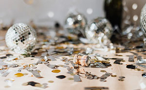 Woman’s House Is Flooded With Glitter After She Stole A Display Gift With A Hidden Glitter Bomb