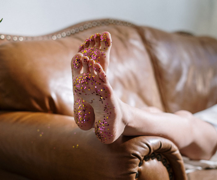 Woman’s House Is Flooded With Glitter After She Stole A Display Gift With A Hidden Glitter Bomb