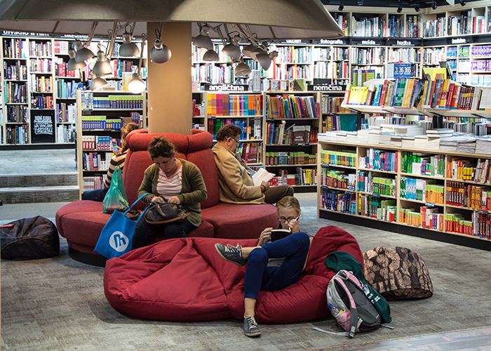 Entitled Mom Demands Guy Leave Library Because He Looks Like Santa Entitled Mom Demands Guy Leave Library Because He Looks Like Santa