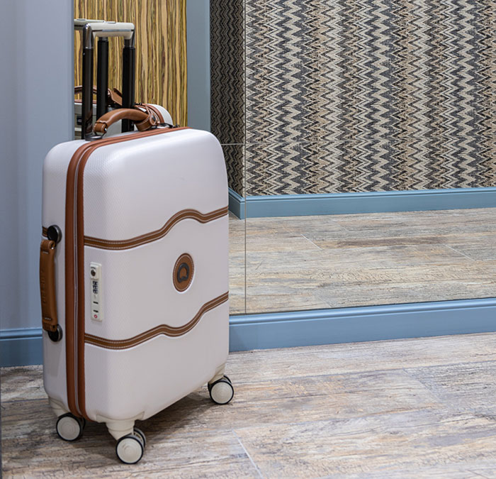 Guests Think They Can Outsmart Their Hotel, Are Shocked To See Their Bags Packed At The Front Desk Guests Think They Can Outsmart Their Hotel, Are Shocked To See Their Bags Packed At The Front Desk