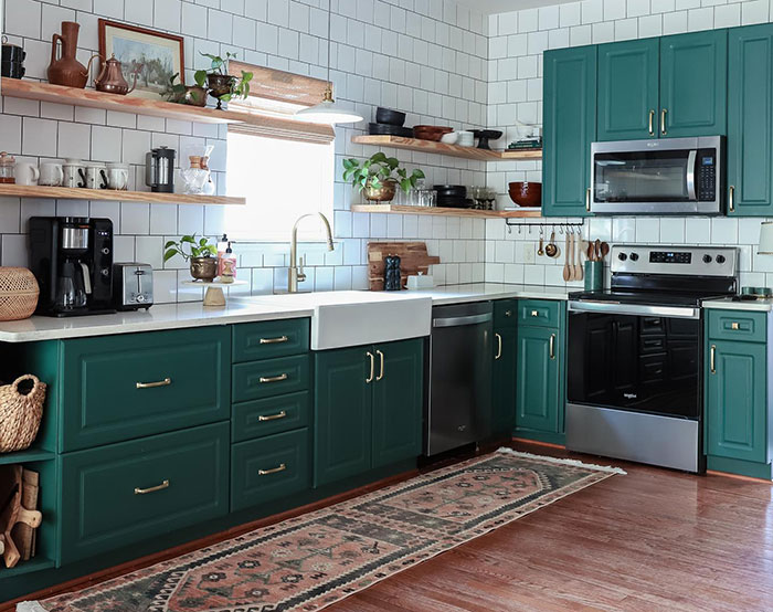 Simple green and white cozy kitchen 