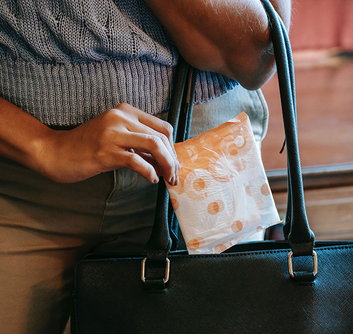 Woman Asks If It's Wrong To Leave Menstrual Pads Out Where A Male Guest Could See Them Woman Asks If It's Wrong To Leave Menstrual Pads Out Where A Male Guest Could See Them