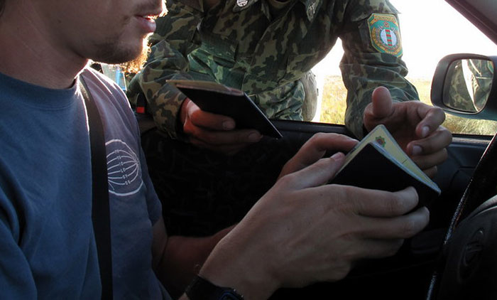Selfish Jerks Cut In Line In Front Of Mother With Kids At Customs Border, Get Instant Karma Selfish Jerks Cut In Line In Front Of Mother With Kids At Customs Border, Get Instant Karma