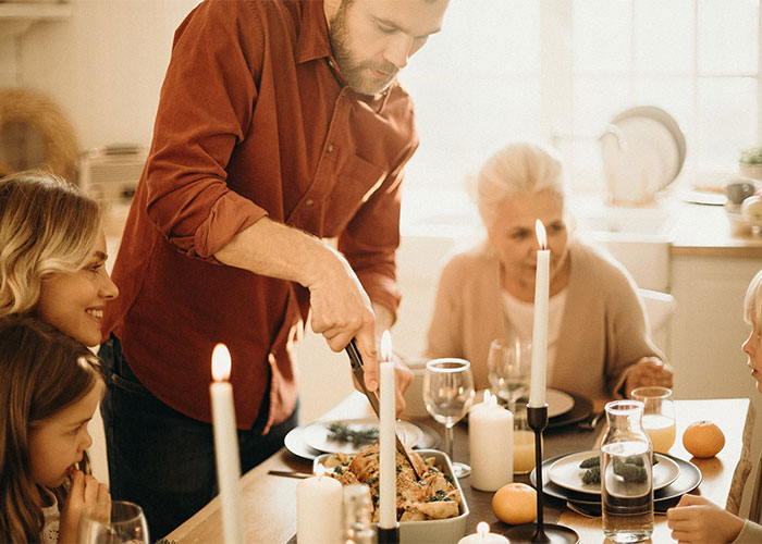 Couple Spends 5 Days Cleaning Up After Christmas Dinner, Man Refuses To Host Again