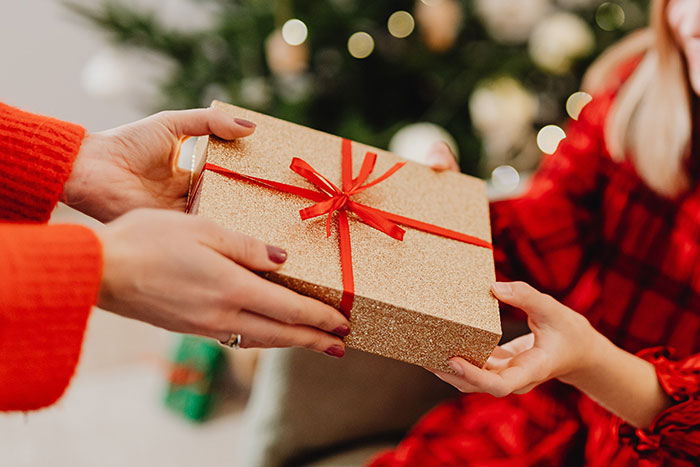 16 Y.O. In Tears After Single Mom Gets Her The Wrong Christmas Gift, Adds Insult To Injury 16 Y.O. In Tears After Single Mom Gets Her The Wrong Christmas Gift, Adds Insult To Injury