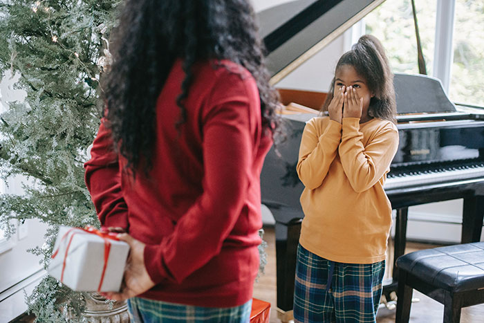 16 Y.O. In Tears After Single Mom Gets Her The Wrong Christmas Gift, Adds Insult To Injury