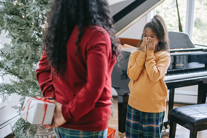 16 Y.O. In Tears After Single Mom Gets Her The Wrong Christmas Gift, Adds Insult To Injury 16 Y.O. In Tears After Single Mom Gets Her The Wrong Christmas Gift, Adds Insult To Injury