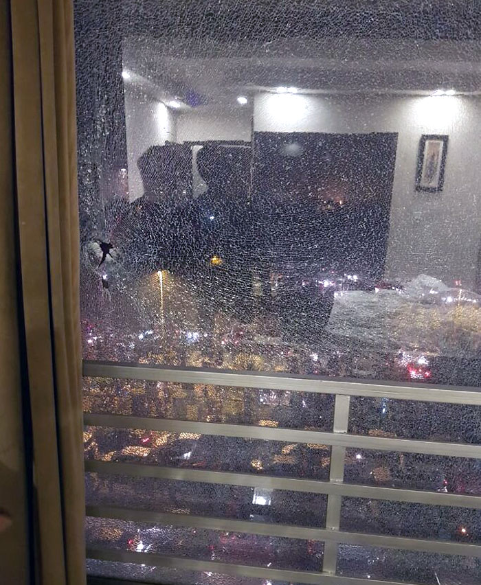 En Pakistán, a la gente le gusta disparar al aire para celebrar el año nuevo. Una bala ha entrado por mi ventana