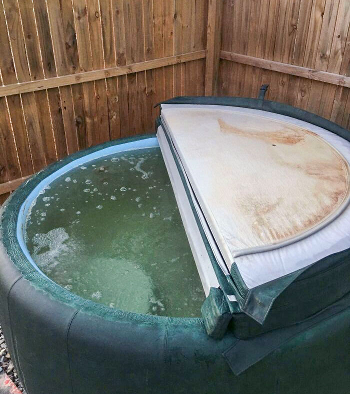 El jacuzzi del Airbnb que alquilé, y que por esto elegí. Olía mal y no lo habían limpiado desde ni se sabe