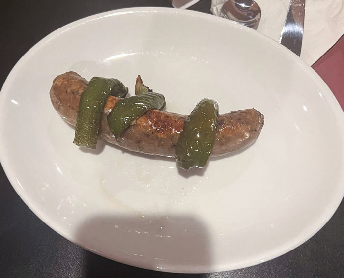 Pedimos un entrante de salchichas y pimientos en el restaurante y nos sirvieron esto