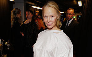 People Praise Pamela Anderson’s Makeup-Less Look, Thank Her For “Normalizing Aging” At 56