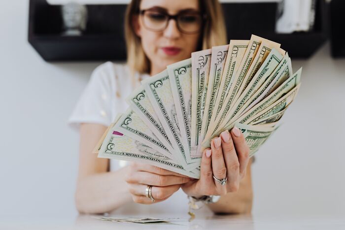 Woman Is Surprised Domino’s Cashiers Earn $18/Hour, Realizes How Overworked And Underpaid She Is