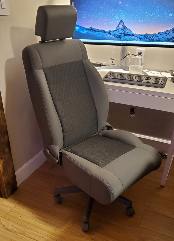 Teacher Makes A DIY Chair From A Car Seat But Principal Replaces It With A Cheap One, Regrets It