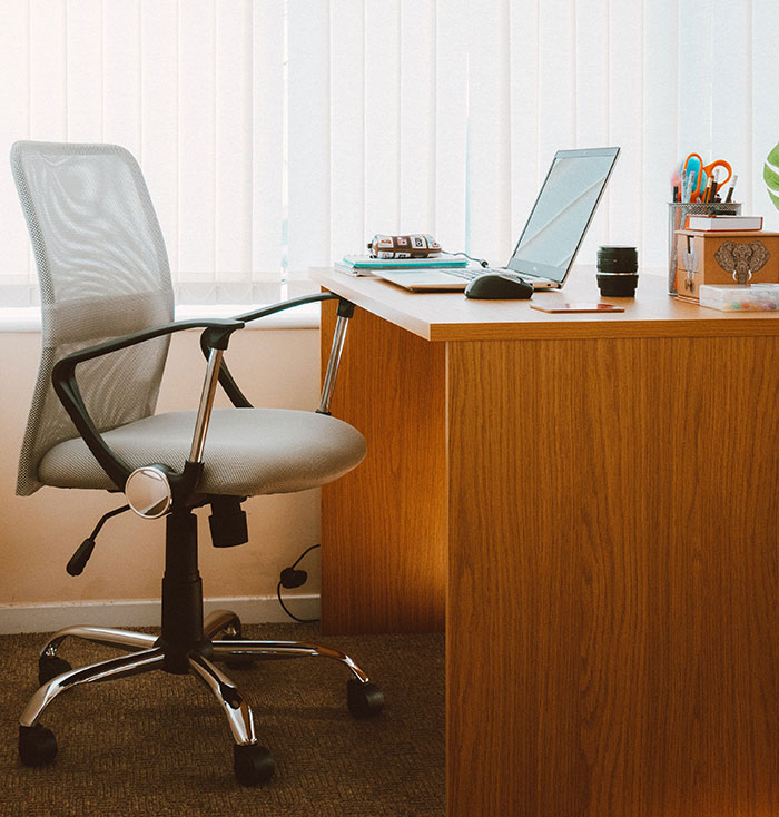 Teacher Makes A DIY Chair From A Car Seat But Principal Replaces It With A Cheap One, Regrets It Teacher Makes A DIY Chair From A Car Seat But Principal Replaces It With A Cheap One, Regrets It