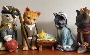 Hey Pandas, Share Your Weirdest Holiday Decorations