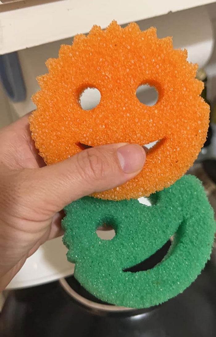 Scrub Daddy Color Sponge: Perfect for practically every surface, say goodbye to stubborn stains and scents with this temperature controlled, flexi-texture sponge that's sure to make your cleaning routine hella breezy. Plus, the super cute and ergonomic design? It's a total smile-bringer!