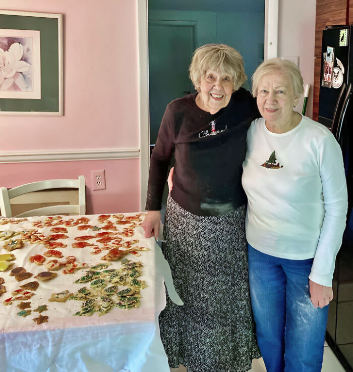 Estas amigas de 87 años llevan 64 años seguidos juntándose para hacer galletas navideñas