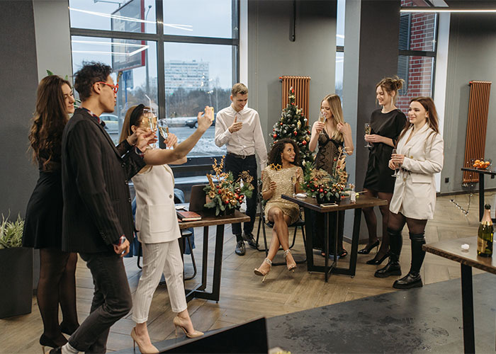 “He Is Married”: Person Sees What They Weren’t Supposed To At Office Xmas Party, Needs Advice “He Is Married”: Person Sees What They Weren’t Supposed To At Office Xmas Party, Needs Advice