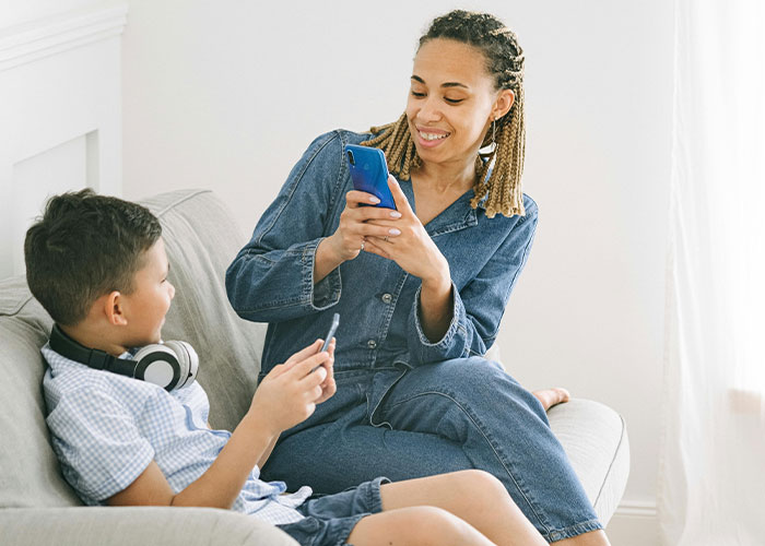 Parents Worried About “Nose Cover” Trend That Teens Are Using In Photos, Experts Reveal The Reason Parents Worried About “Nose Cover” Trend That Teens Are Using In Photos, Experts Reveal The Reason