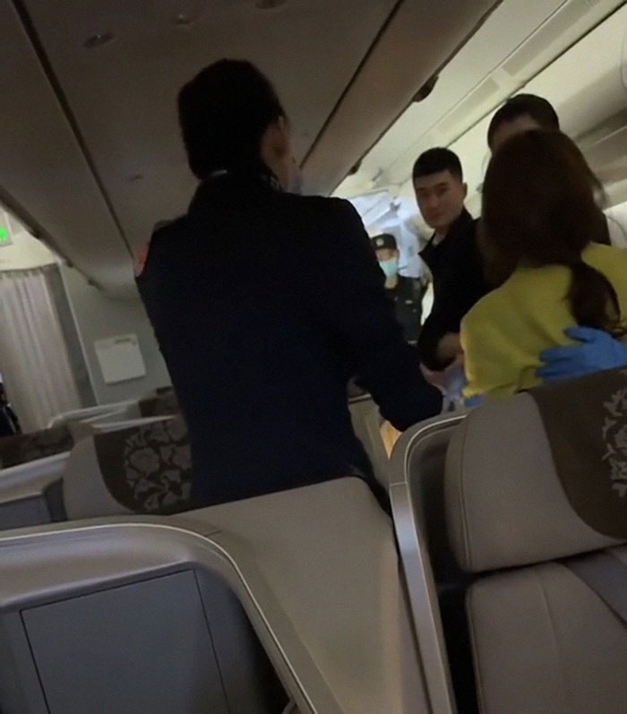 “We Won’t Tolerate It”: Man Who Delayed A Flight By 3 Hours Gets Slammed By Airplane Passengers “We Won’t Tolerate It”: Man Who Delayed A Flight By 3 Hours Gets Slammed By Airplane Passengers