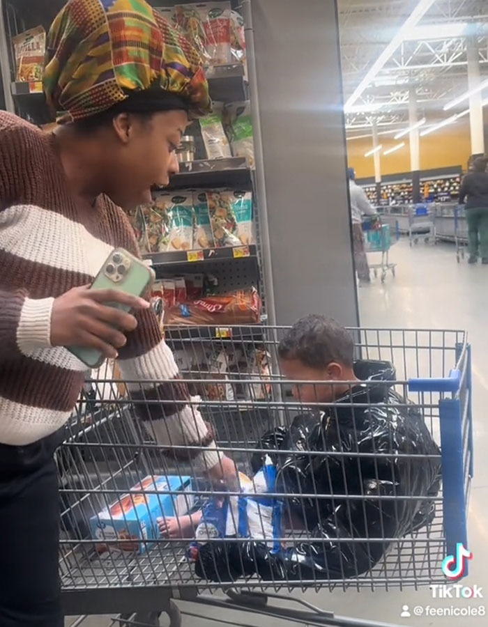 “You’re Crazy”: Shopper Brings Freezing Toddler Wearing Only A Diaper To Walmart “You’re Crazy”: Shopper Brings Freezing Toddler Wearing Only A Diaper To Walmart