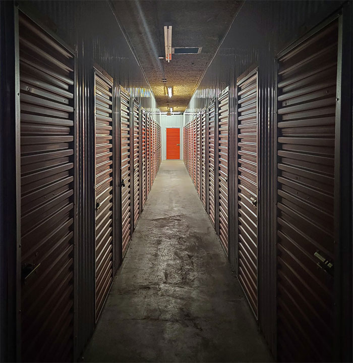 Guy Shares That He Lives In A Storage Unit, Because It's Much Cheaper Than An Apartment Guy Shares That He Lives In A Storage Unit, Because It's Much Cheaper Than An Apartment