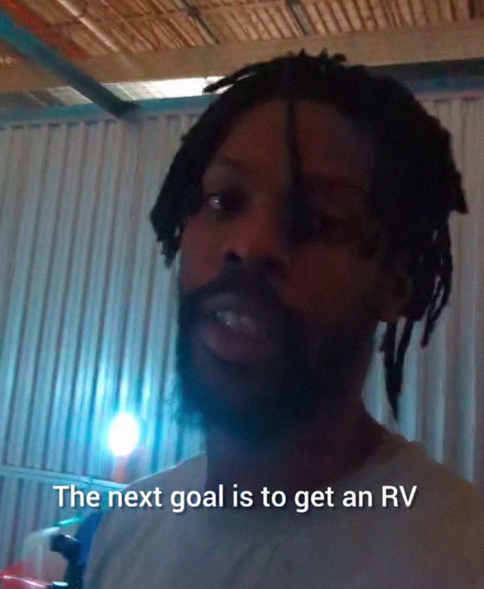 Guy Shares That He Lives In A Storage Unit, Because It's Much Cheaper Than An Apartment Guy Shares That He Lives In A Storage Unit, Because It's Much Cheaper Than An Apartment