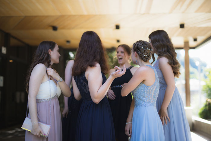 Teen Is Shocked At Sister’s Audacity For Asking Her To Wear A Wig At Her Wedding Teen Is Shocked At Sister’s Audacity For Asking Her To Wear A Wig At Her Wedding