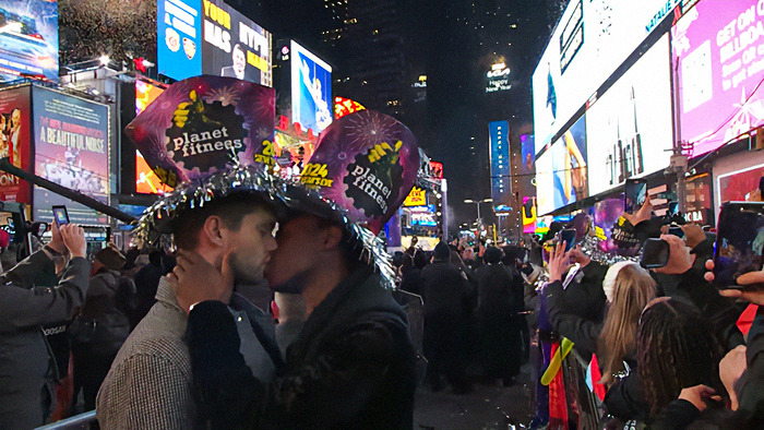 People Defend CNN After It Showed An Interracial Gay Kiss During Its NYE Special