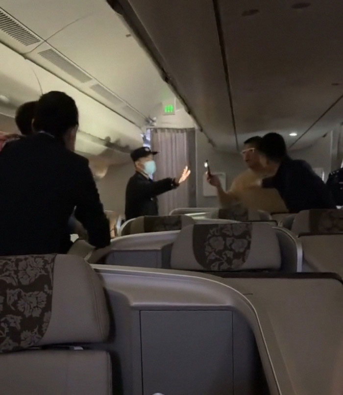 “We Won’t Tolerate It”: Man Who Delayed A Flight By 3 Hours Gets Slammed By Airplane Passengers “We Won’t Tolerate It”: Man Who Delayed A Flight By 3 Hours Gets Slammed By Airplane Passengers