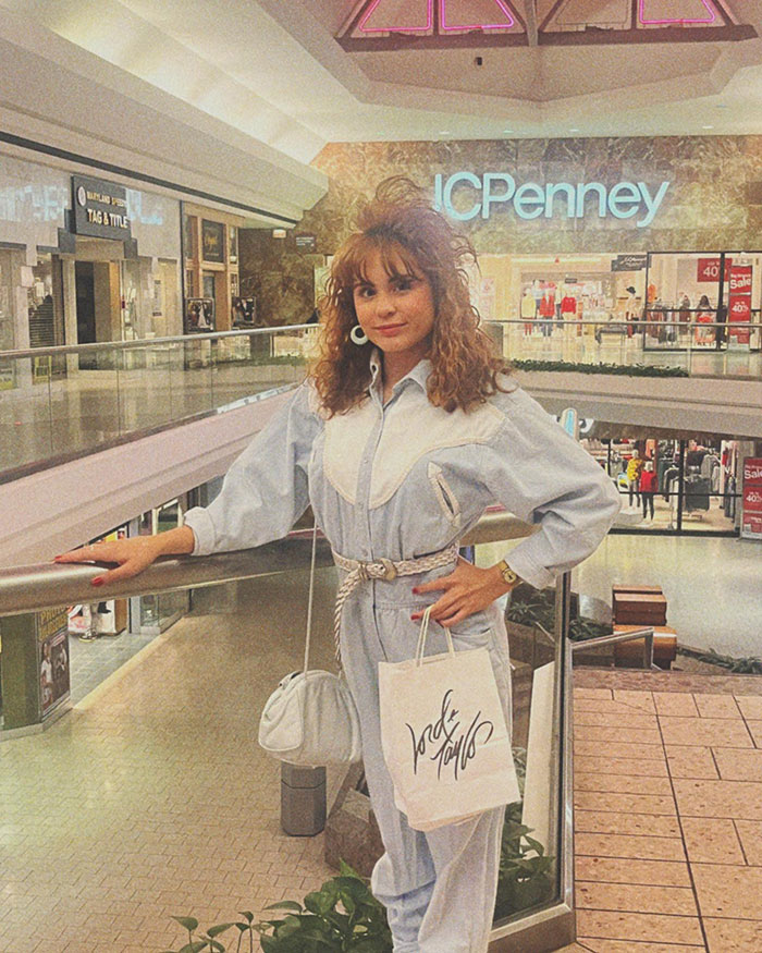 “Just Be Yourself”: 20-Year-Old Woman Lives in The 1980s, And She Couldn’t Be Happier “Just Be Yourself”: 20-Year-Old Woman Lives in The 1980s, And She Couldn’t Be Happier