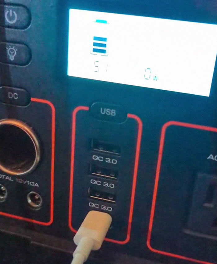 Guy Shares That He Lives In A Storage Unit, Because It's Much Cheaper Than An Apartment Guy Shares That He Lives In A Storage Unit, Because It's Much Cheaper Than An Apartment