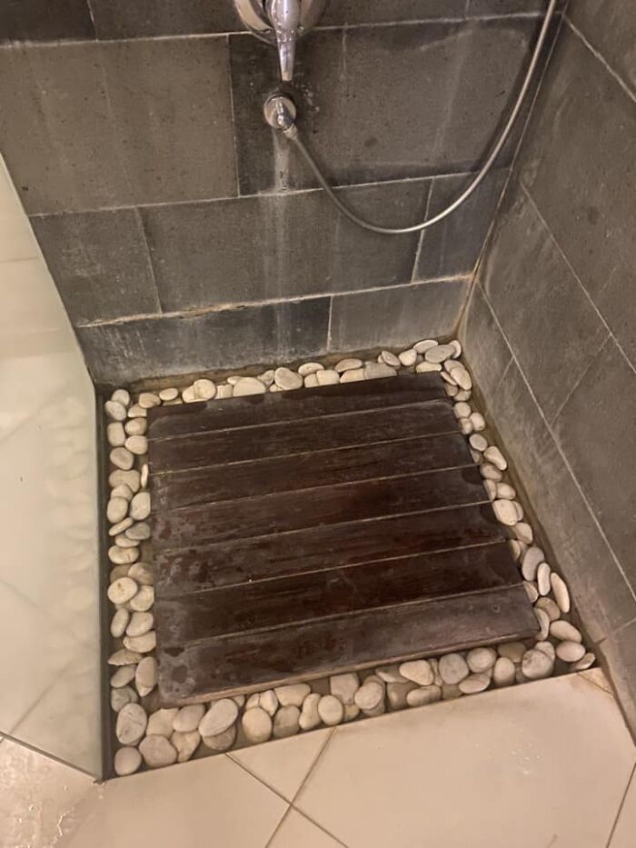 El suelo de la ducha en esta habitación de hotel