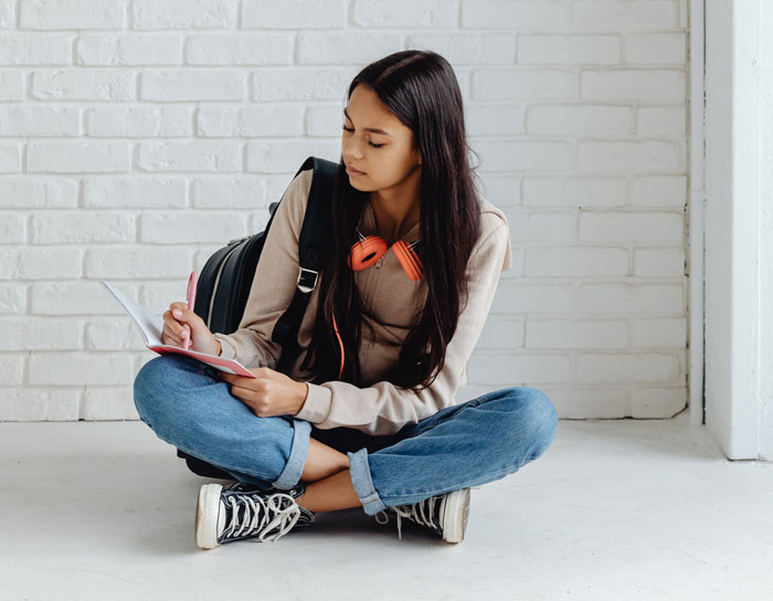 Teen Spends Her Whole Childhood Being Miserable, Mom Doesn’t Care, Is In Tears After She Moves Out 