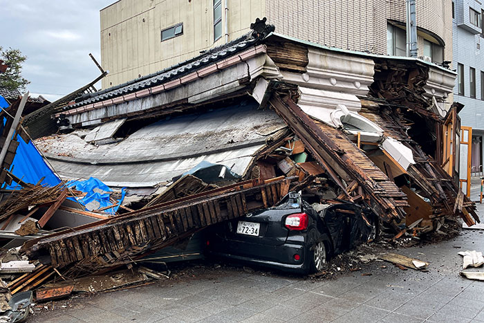 Street “Liquefaction” Stuns People As Japanese Hospital Worker Films Terrifying Earthquake